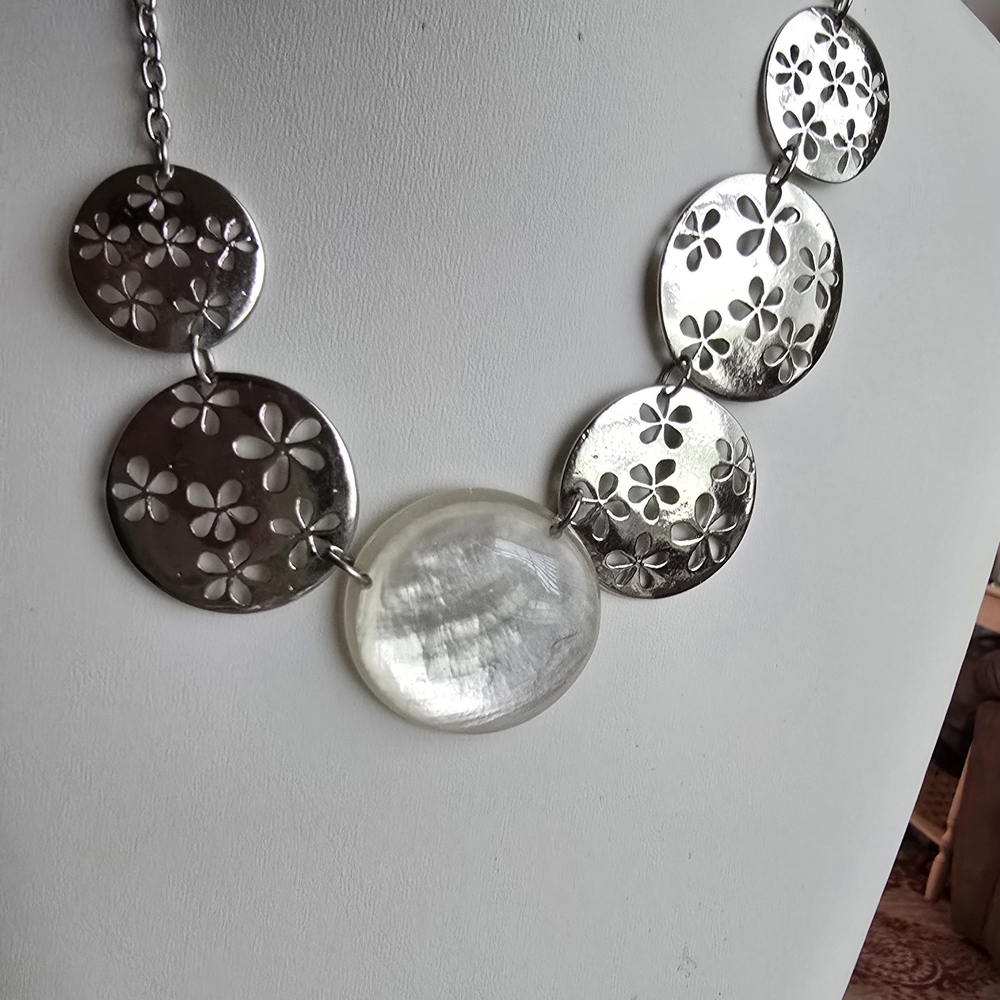 Caracol Elegant Silver Floral Necklace